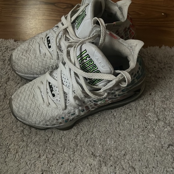 Lebron air 17 size 4 youth - Picture 2 of 3